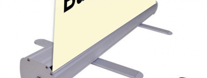 Retractable banner stand with carrying bag